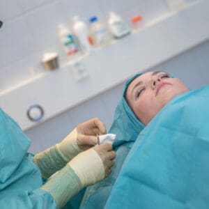 Helena Puonti valmistelee potilasta