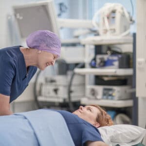 Hoitaja potilaan kanssa