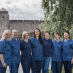 Klinikan henkilökunta Olavinlinna taustalla
