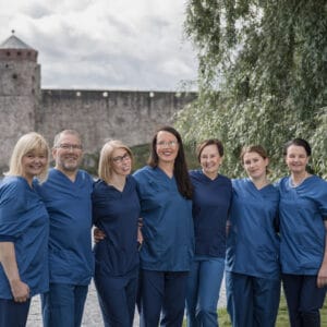 Klinikan henkilökunta Olavinlinna taustalla